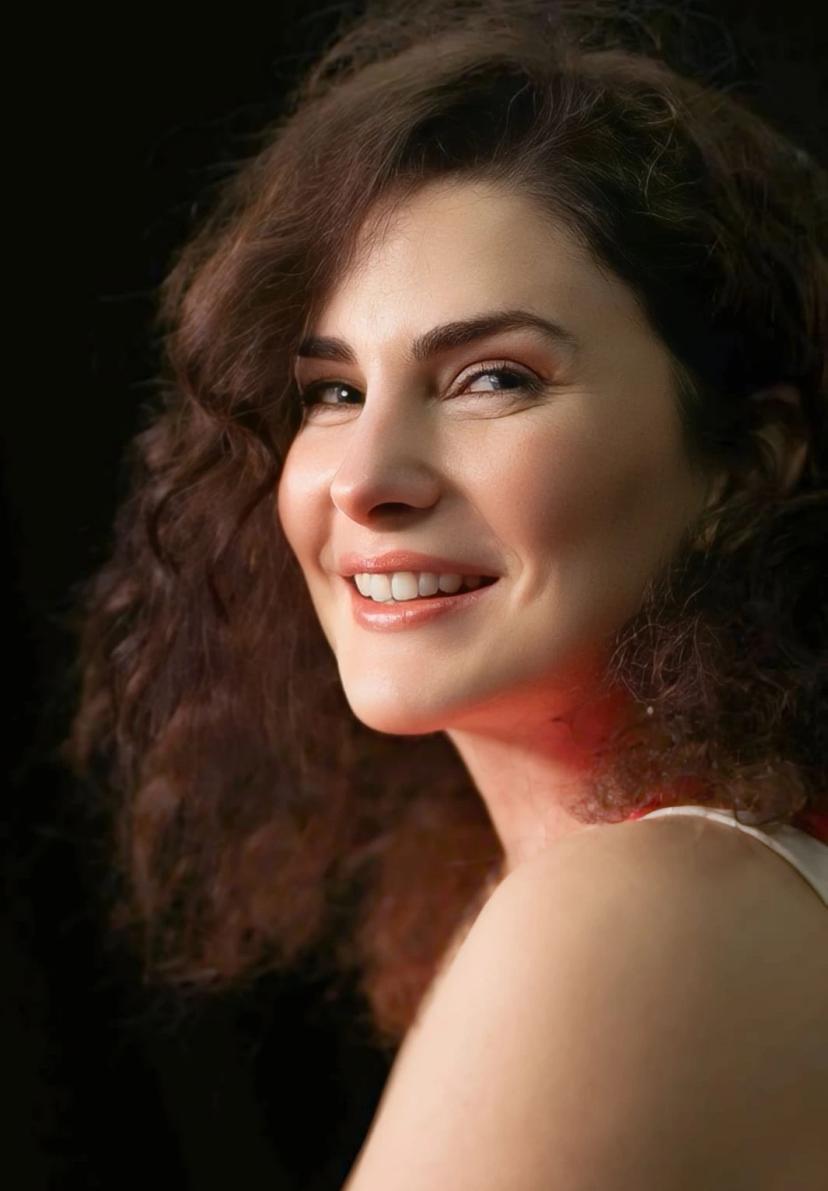 Ece Özdikici resmi