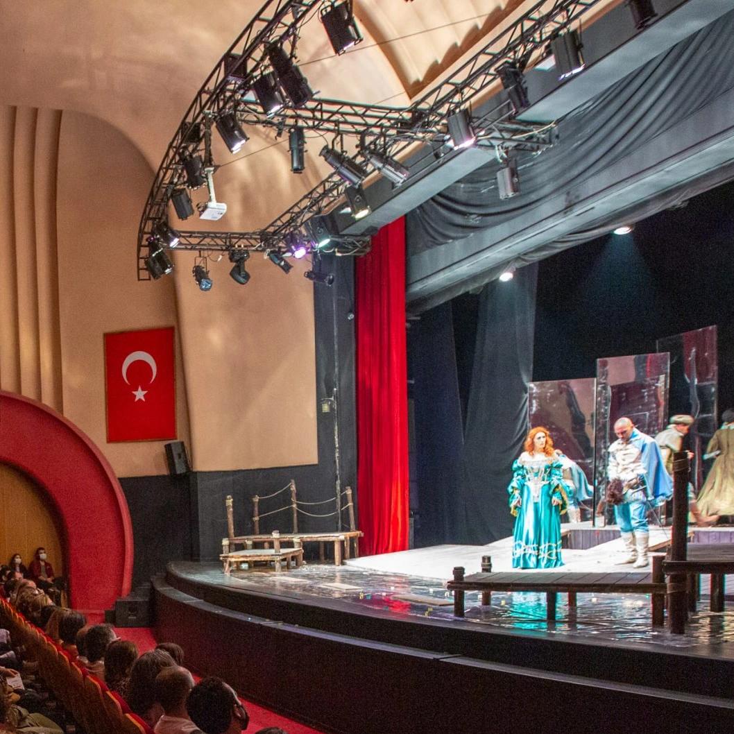 Adana Büyükşehir Belediyesi Tiyatro Salonu