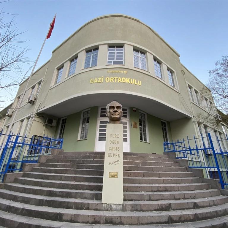 Alsancak Gazi Ortaokulu Sahnesi