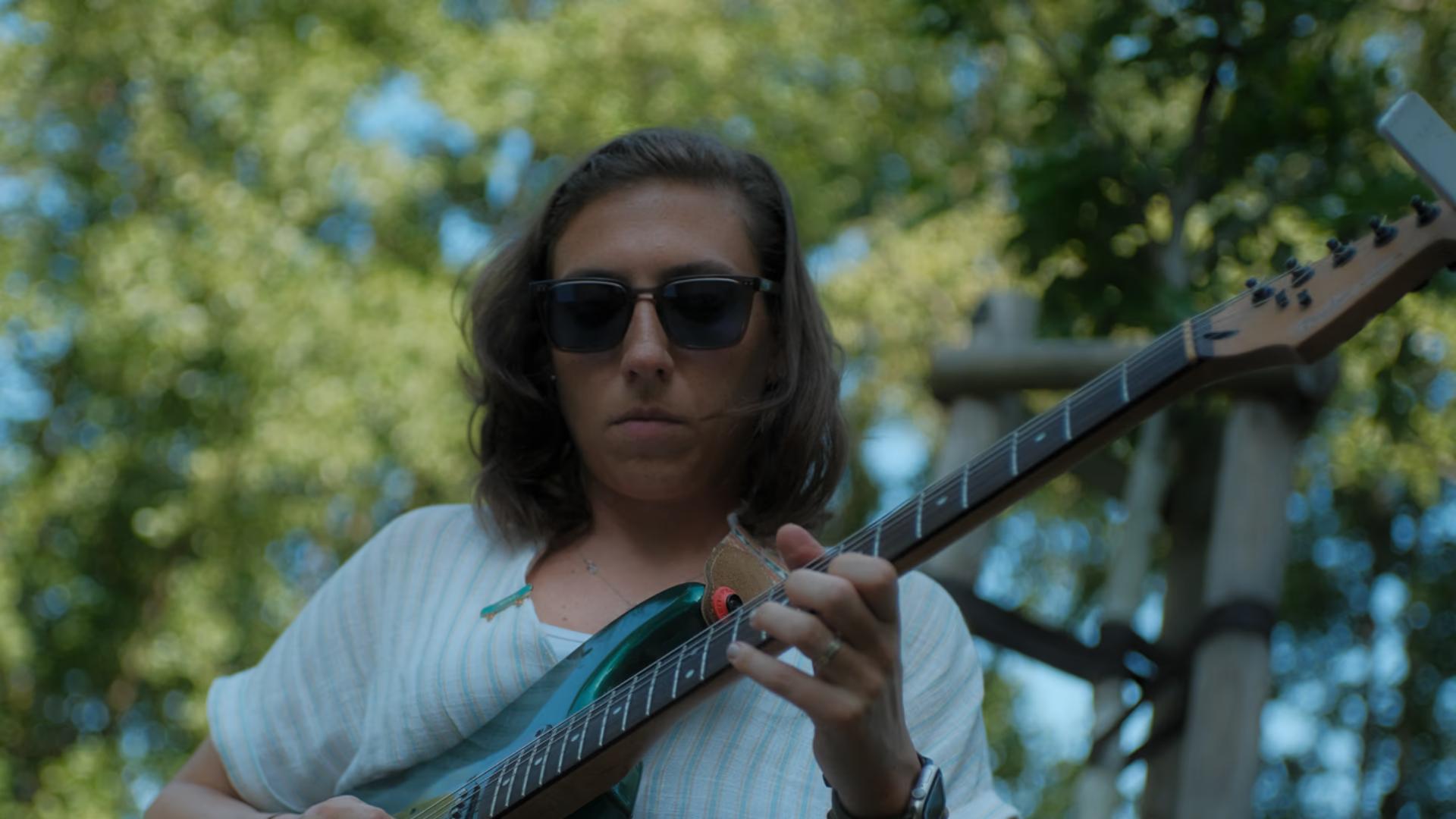 Tayis Yıldızcı – Elektronik Gitar
 card