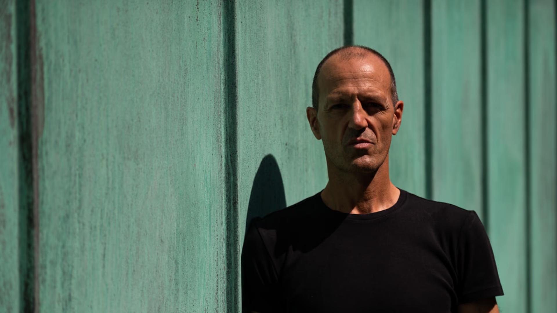 Roberto Dani – Davul ve Perküsyon
 card