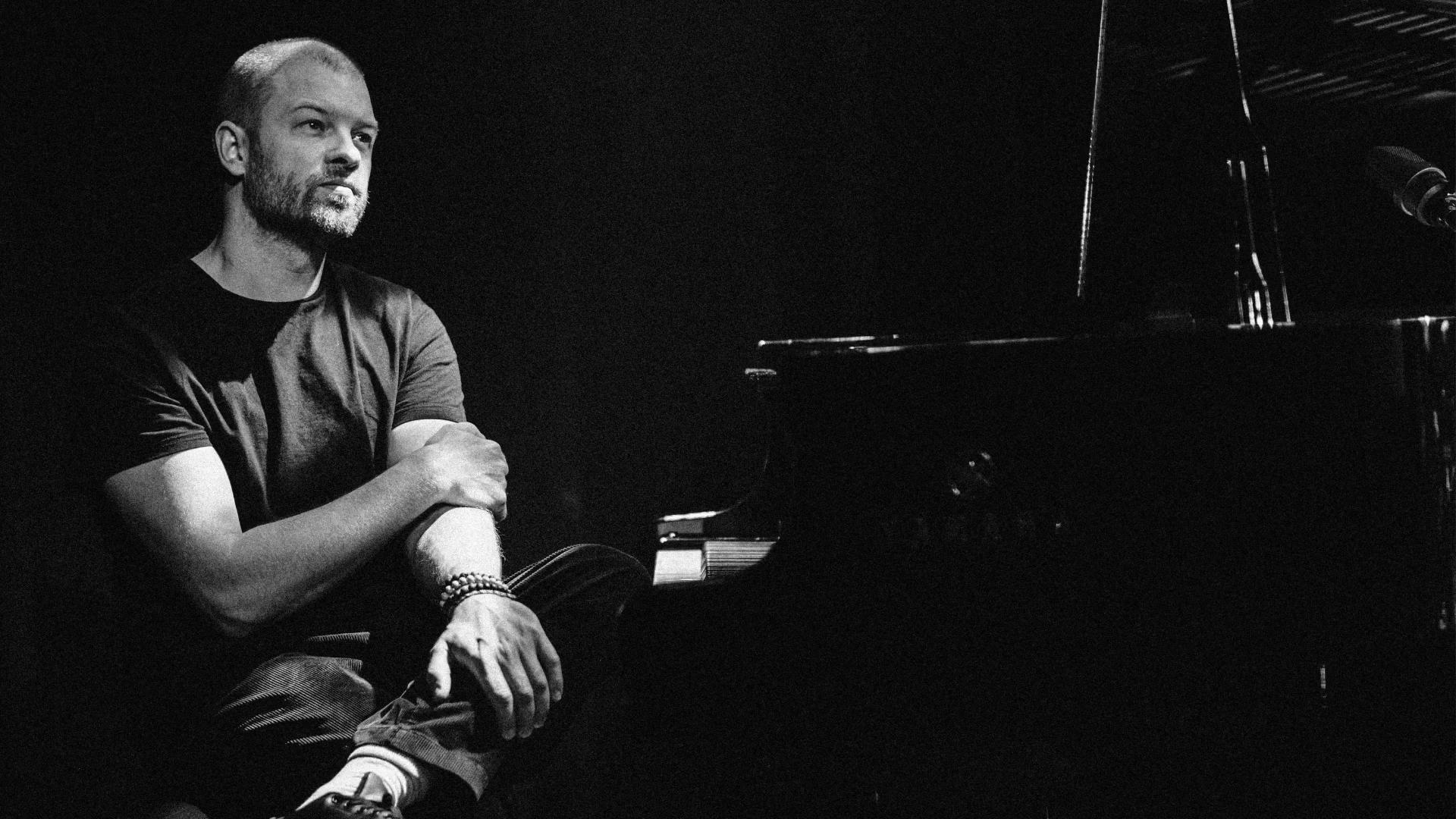 Colin Vallon - Piyano
 card