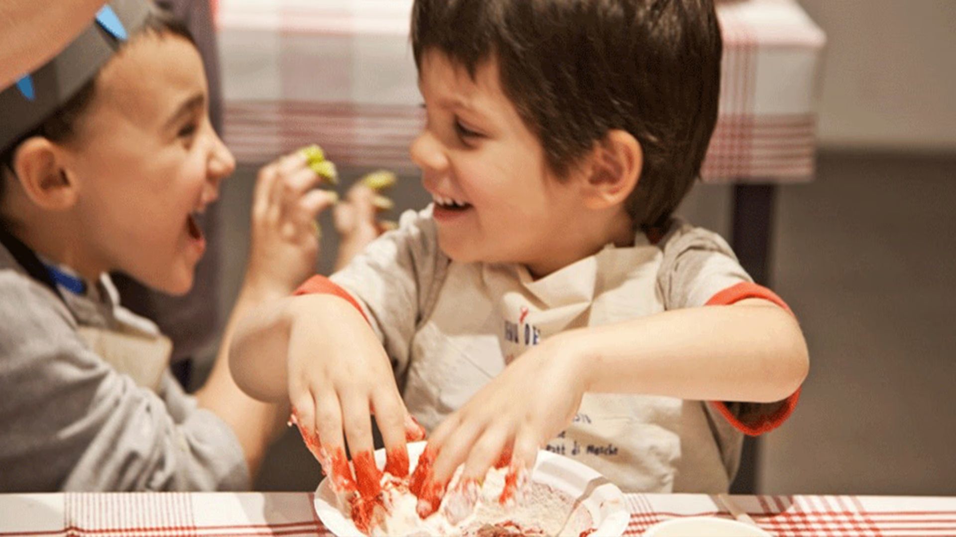 Minik Eller Pizza Yapıyor küçük resim