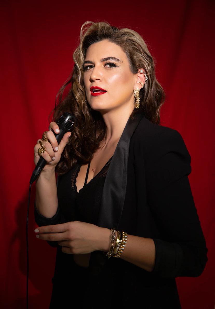 Miray Akovalıgil resmi