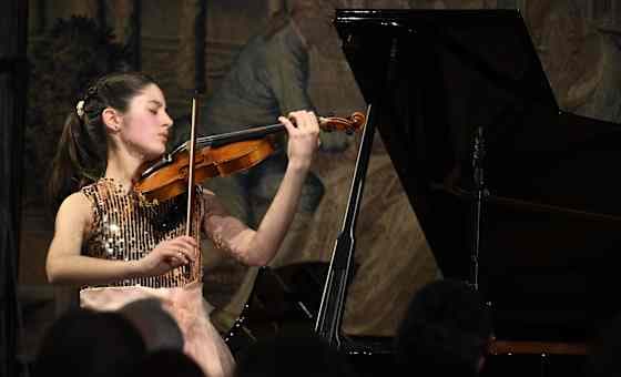María Dueñas, Violine