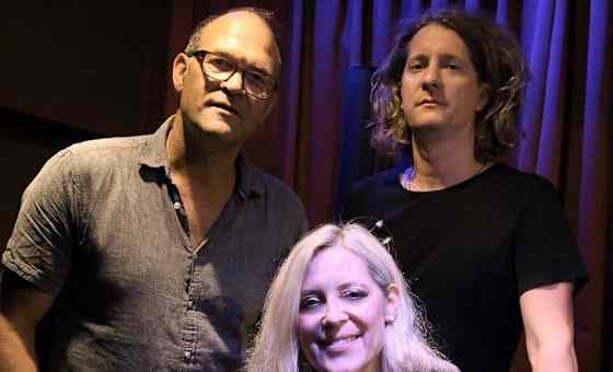 Anke Helfrich Trio: „We’ll Rise“